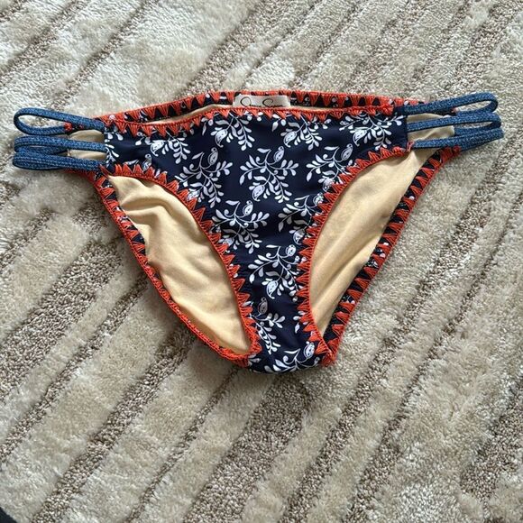 Jessica Simpson bikini. Only bottom size L - Picture 1 of 2